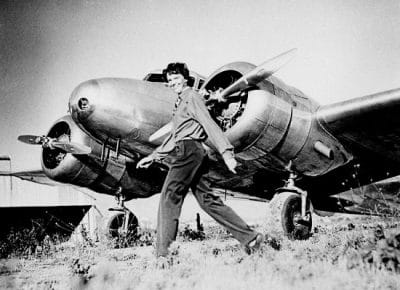 Amelia Earhart y su avion